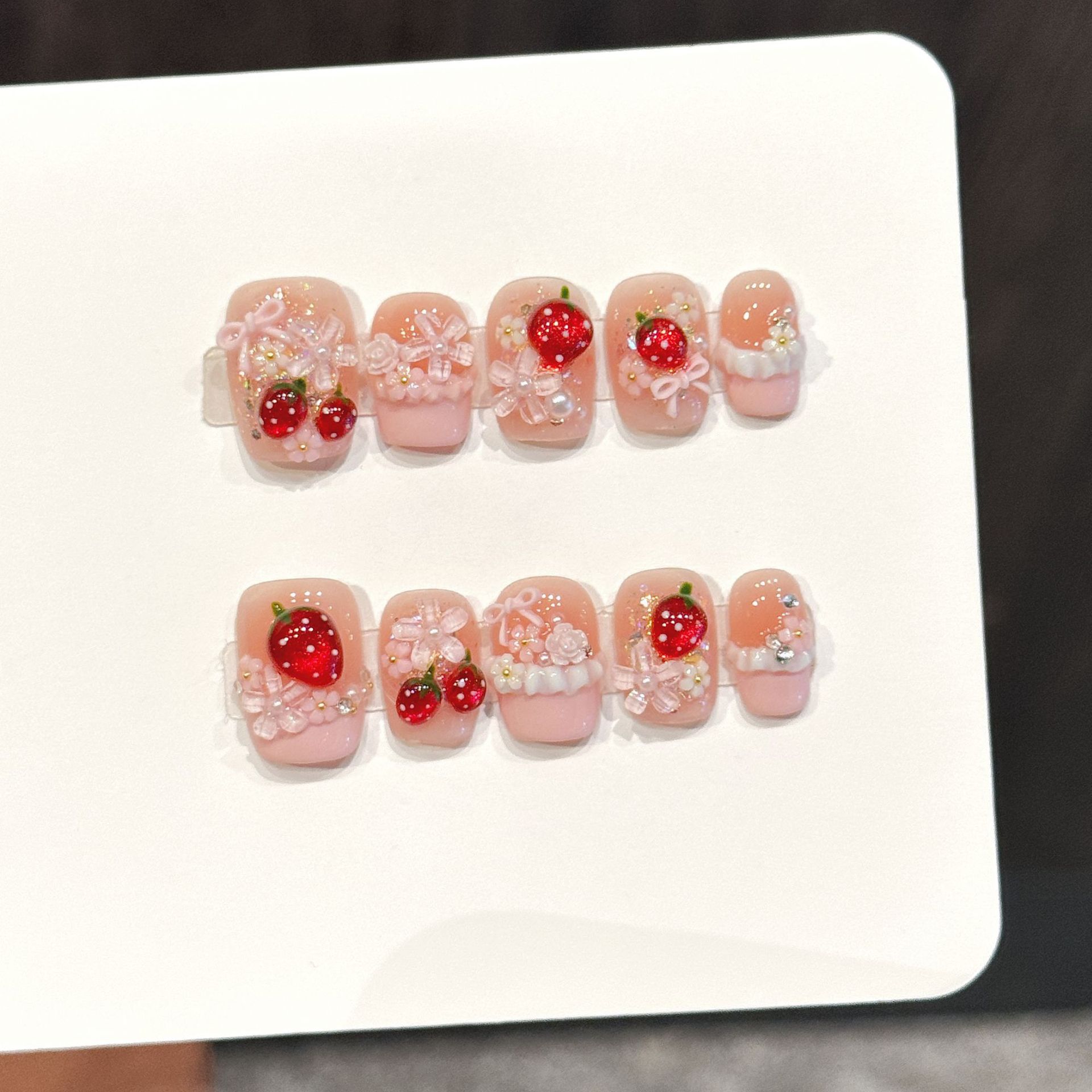 10 Stück süße rote Erdbeer-Näg – Nail Art Flower Bewertung und Preis